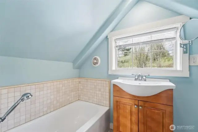 The 579sqft loft apartment above the detached 3-car garage has lots of space, a kitchenette and bathroom.