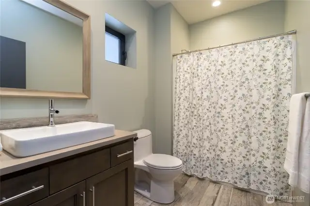 Ensuite bathroom to secondary bedroom