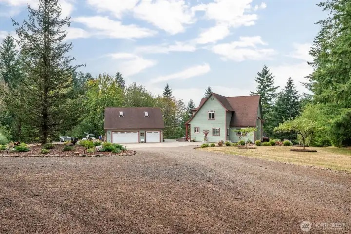 Driving home really could be this good!  Lots of room for Parking, and easy access around the landscaped circular turn-around