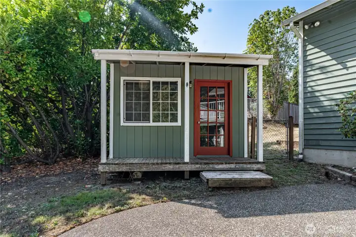 Bonus room! This little studio has electricity and heat. What will you do with this nice little bonus room?