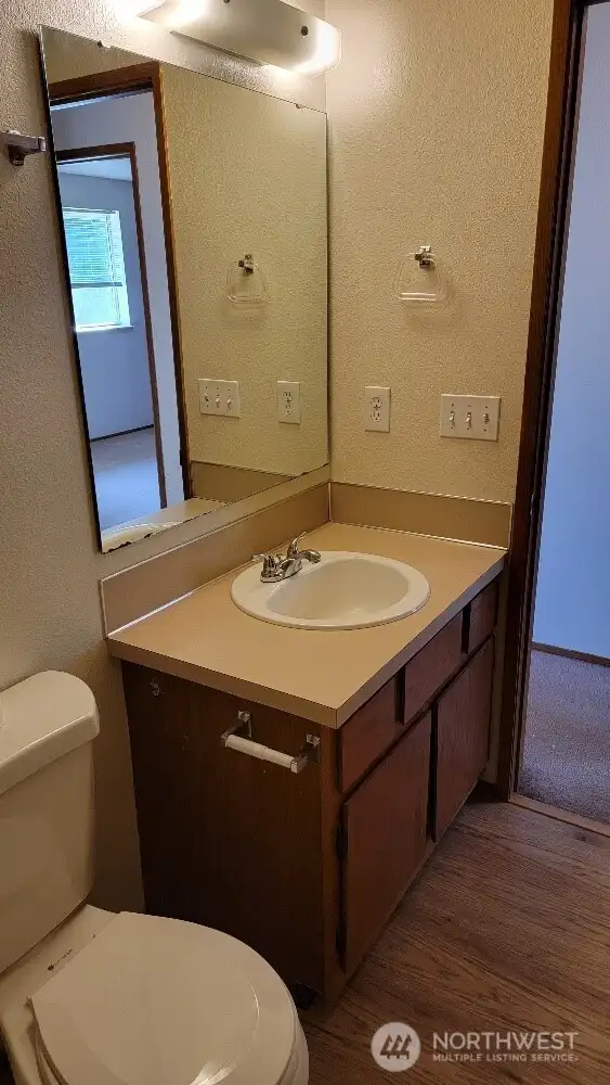 Another pic of the 1st full bathroom
