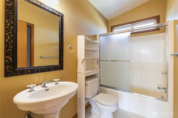 Upstairs full bathroom.