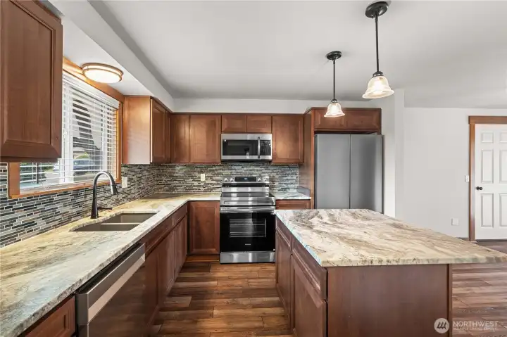 Updated kitchen, leather granite, stainless appliances