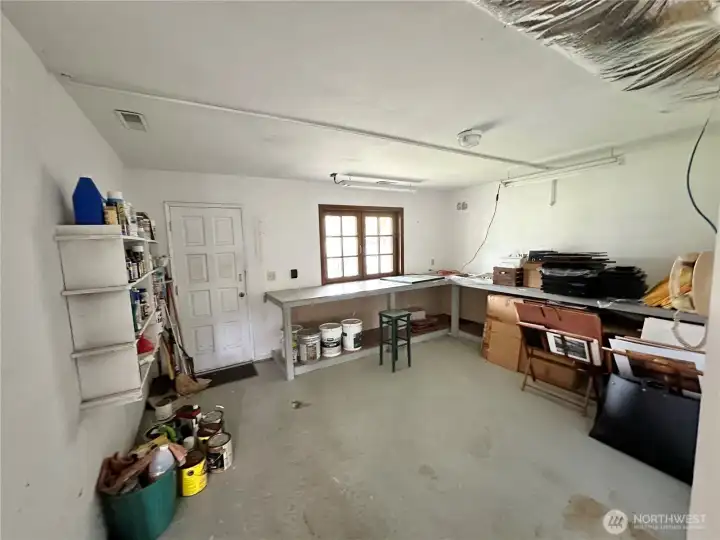 Large workshop studio in the garage!