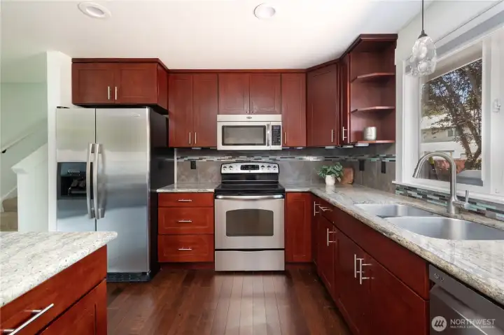 Warm and inviting kitchen w/SS appliance package