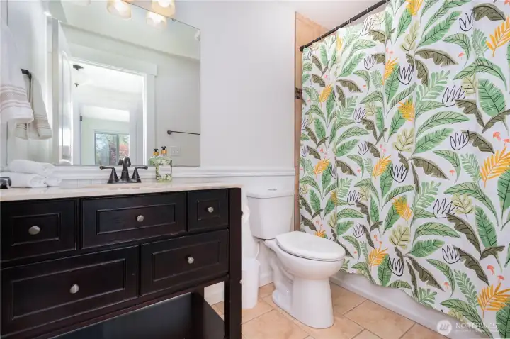 Full bathroom on 2nd floor