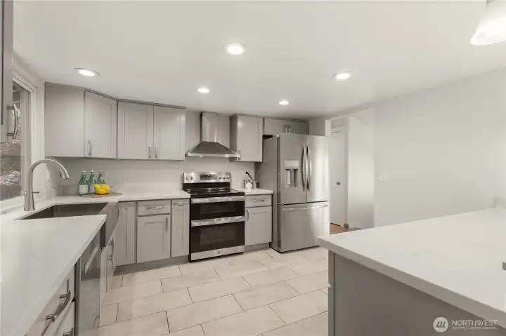 Freshly renovated - new gray cabinets, quartz countertops, stainless steel appliances. Freshly renovated - new gray cabinets, quartz countertops, stainless steel appliances.