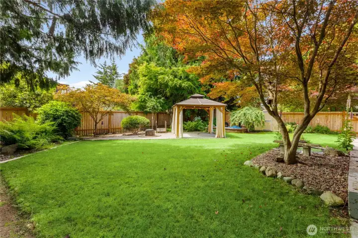 Lovingly cared for yard. Lovingly cared for yard.