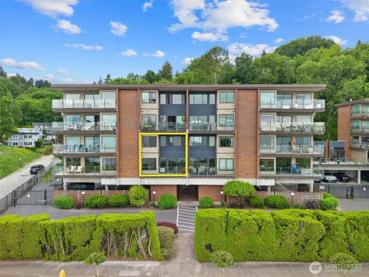 Harbor Park Condominiums offers an unbeatable waterfront lifestyle, just moments from beloved local favorites like Salty's on Alki and Marination Ma Kai. Tucked behind the lush front hedges, the community also features the rare convenience of guest parking — an exceptional amenity for waterfront living in West Seattle.