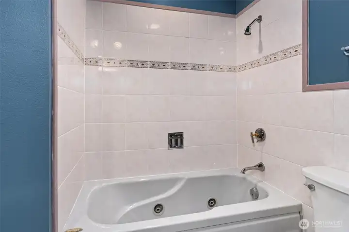 Upstairs full bath with jetted tub.