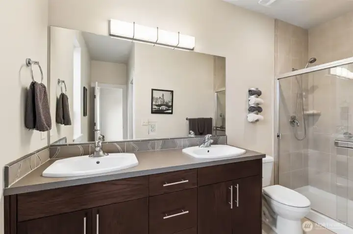 First floor en suite bathroom, clean and bright.