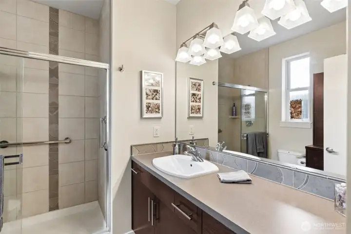 Second floor primary en suite bathroom.