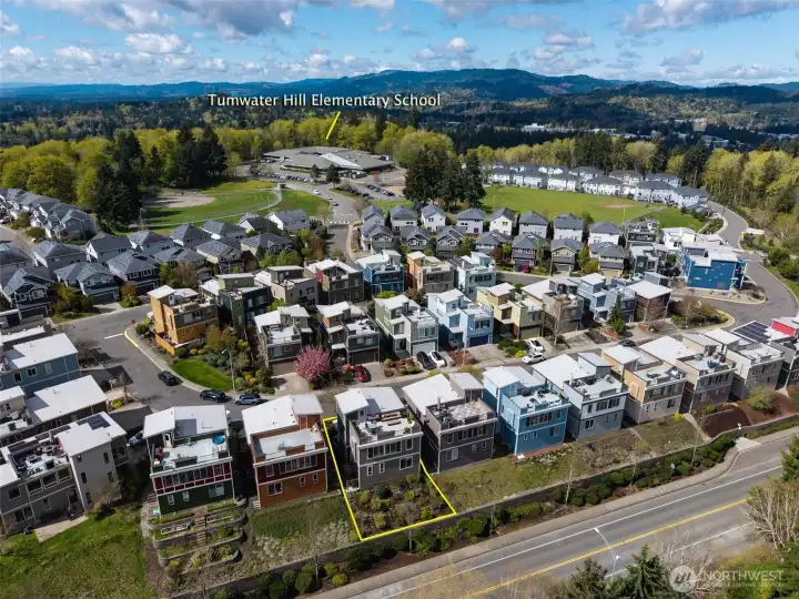 Fantastic location, close to schools, shopping, the freeway, medical facilities and more!