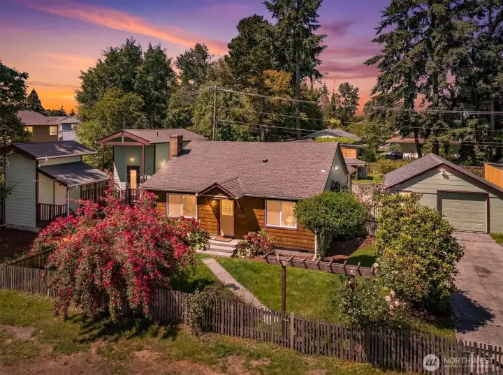 Compound Overview | A rare Tacoma property organized as a true residential compound. Compound Overview | A rare Tacoma property organized as a true residential compound.