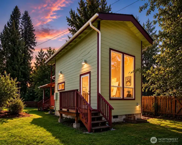 Art Studio | A separate creative space with soaring ceilings, skylights and room to focus. Art Studio | A separate creative space with soaring ceilings, skylights and room to focus.