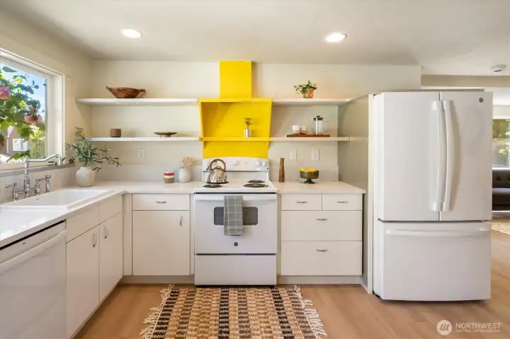 Main Residence | A bright, welcoming kitchen connected to the rhythm of daily life. Main Residence | A bright, welcoming kitchen connected to the rhythm of daily life.