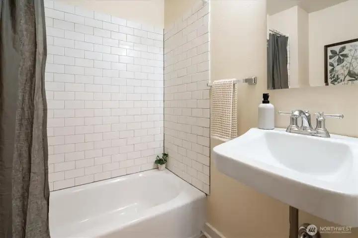 Main Residence | Second full bath serving guests and secondary bedrooms. Main Residence | Second full bath serving guests and secondary bedrooms.
