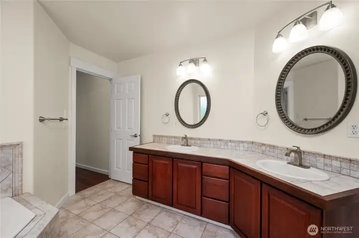 Ensuite off primary bedroom