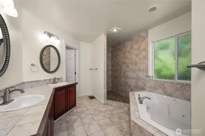 Ensuite off primary bedroom