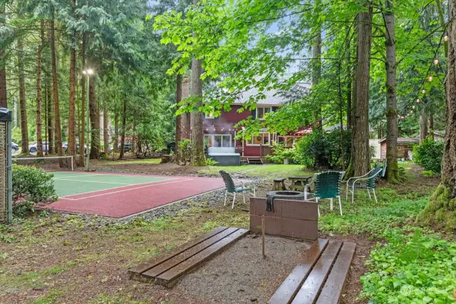 Park-like grounds with sport court and horse shoes