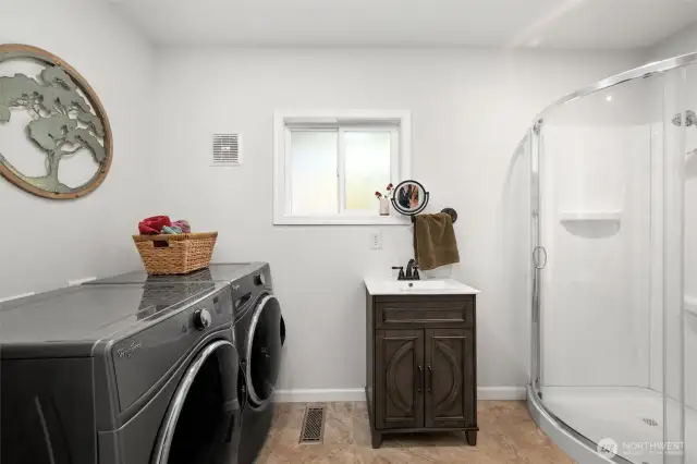 Main floor guest bathroom and utility room. All appliances included!