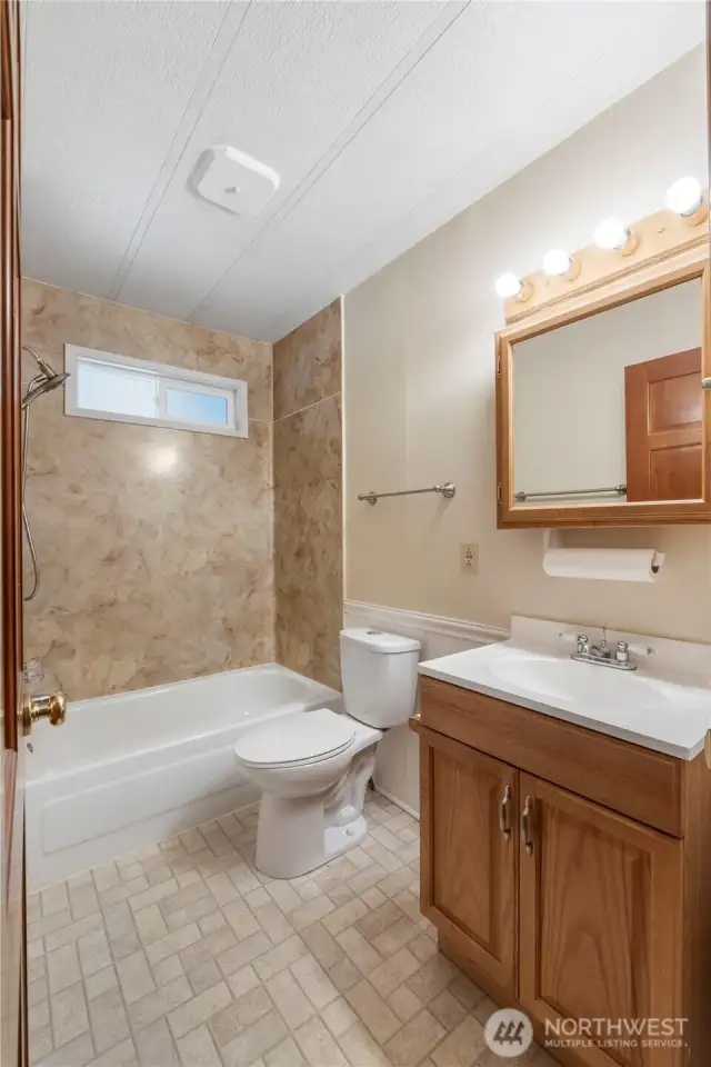 Another veiw of the secondary bath.
