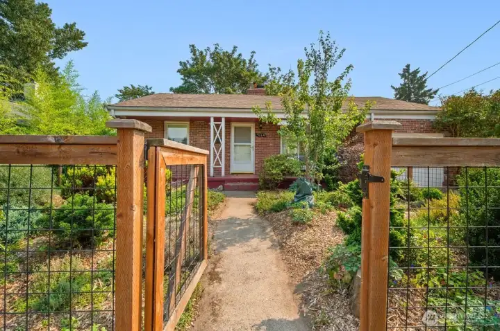 Fully Fenced Year Round Garden
