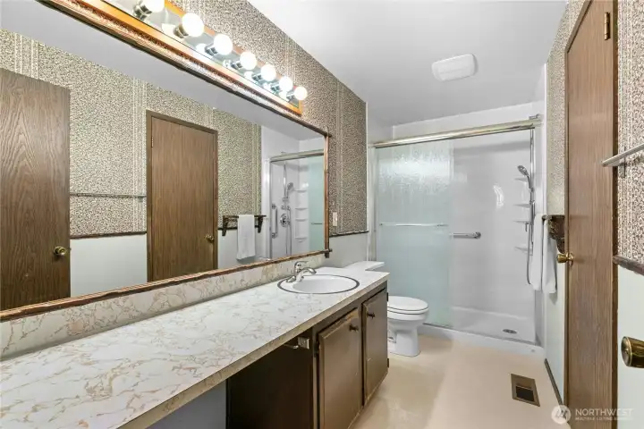 Main bathroom with access to primary bedroom