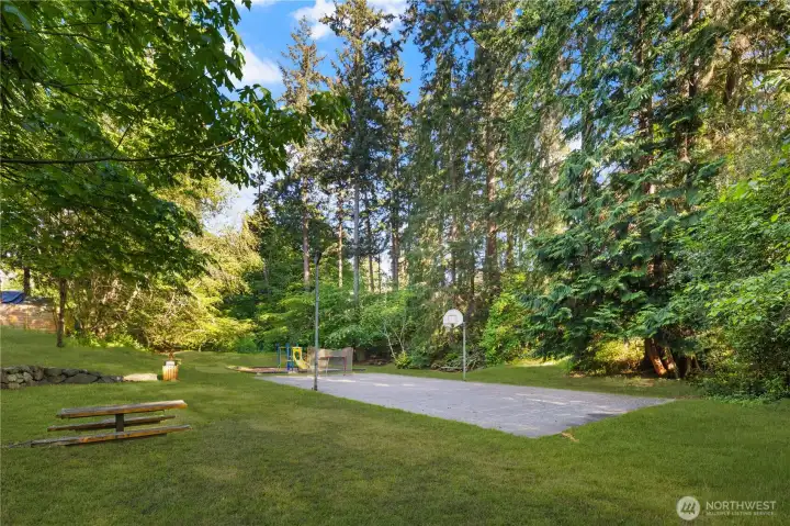 Direct trail to this neighborhood park. Direct trail to this neighborhood park.