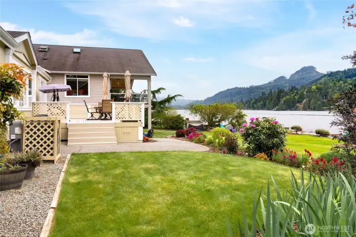 Inviting side yard off the deck with lovely flower all around!
