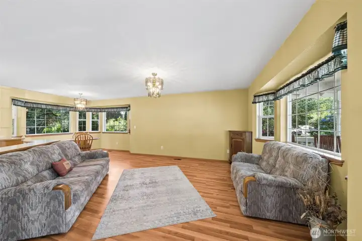 Spacious Living Room w/laminate floors.