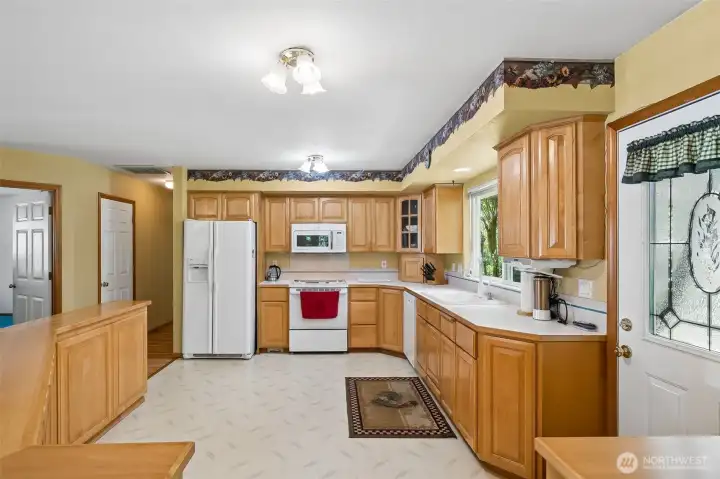 Great counter & cabinet space.