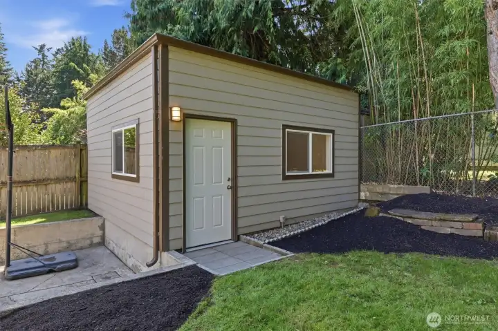 detached cottage w heating & electrcity