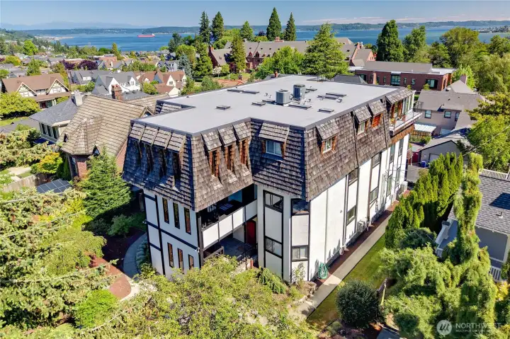 Spacious renovated condo located in one of Tacoma's most beautiful historic neighborhoods.