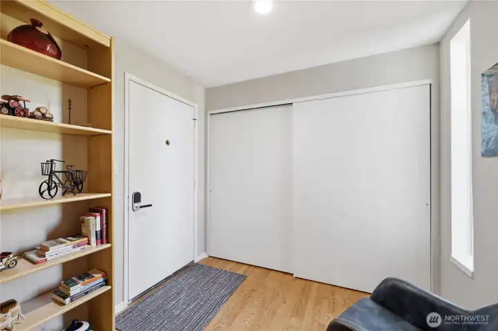 As you enter, you are greeted by an abundance of light flooding the space. To the left, you’ll find floor-to-ceiling bookshelves, creating a perfect spot for your book collection or decorative items. On the right, a convenient storage closet offers ample room for organization. Additionally, this area presents the opportunity to set up a desk, making it a versatile space that can easily adapt to your needs.
