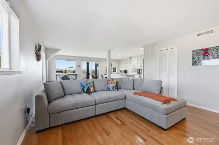 Flat ceilings, central air The property features flat ceilings, central air conditioning, and fresh paint throughout.