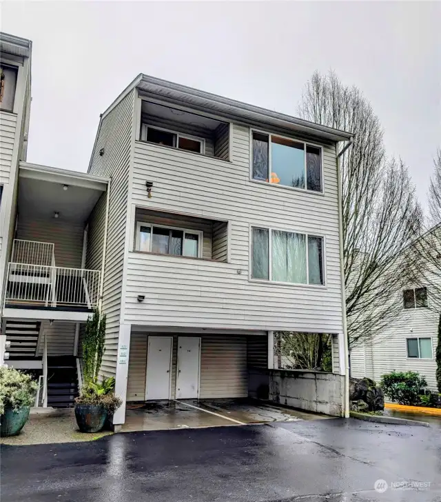 2 floor stairs to the top end unit.