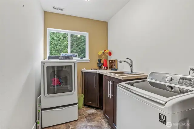 Laundry room with wash basin