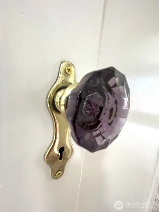 I love the leaded glass door knobs throughout. Bonus!
