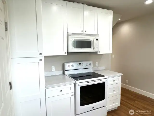 New shaker style cabinets with crystal knobs will delight you. There is a gas outlet behind the stove, so if you want to install a gas stove, it is an option!