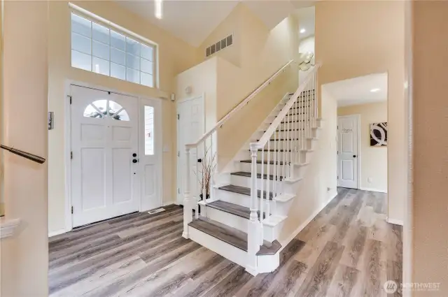 Open floorplan with vaulted ceilings