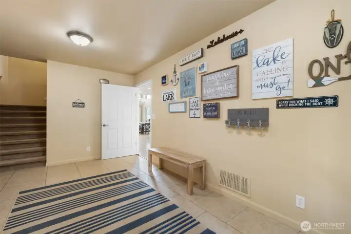 Now, this is a welcoming entrance into a beautiful lake house.