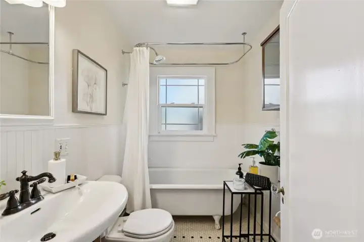 Full bathroom main floor