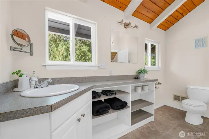 Pass through bathroom shared by upstairs bedrooms