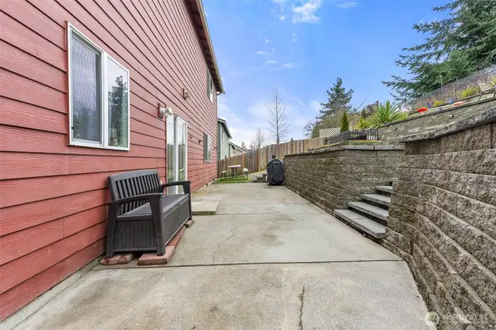 Lots of space to entertain out here!