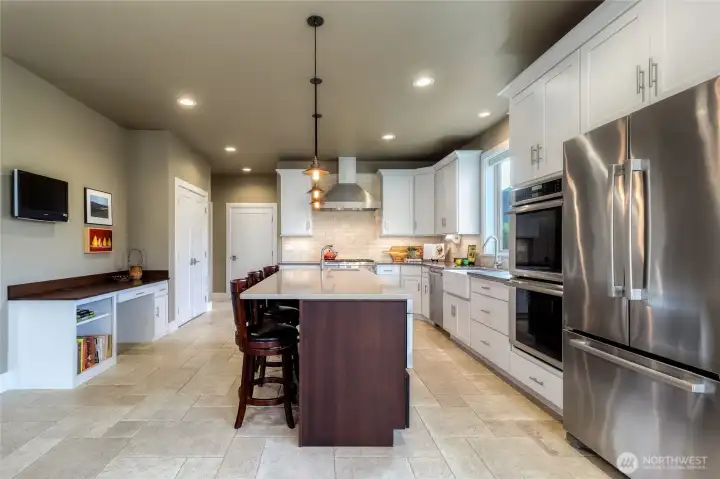 Large Kitchen with bonus workspace and built in pantry