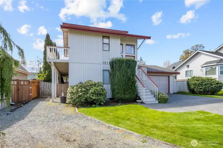 Extra parking in the side yard perfect for RV/boat or entertaining