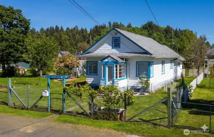 Cozy 2 bedroom Cottage with over 100 years of character.