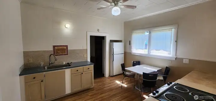 Kitchen with eati-in area