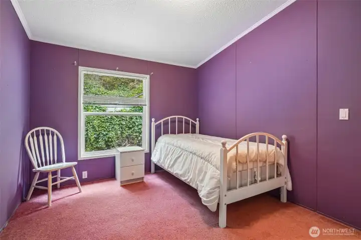 Third bedroom w/walk-in closet